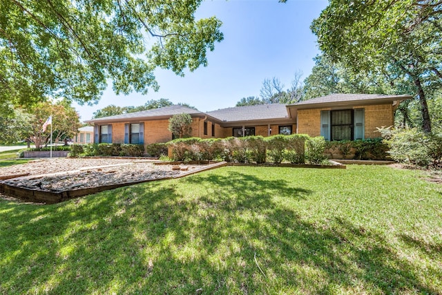 single story home featuring a front lawn