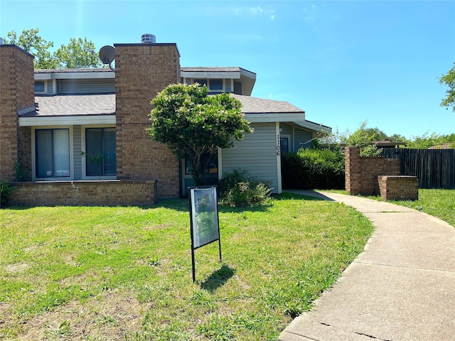 view of front of home featuring a front yard