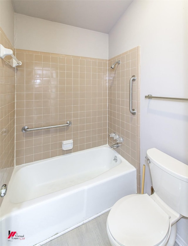 bathroom with tiled shower / bath and toilet