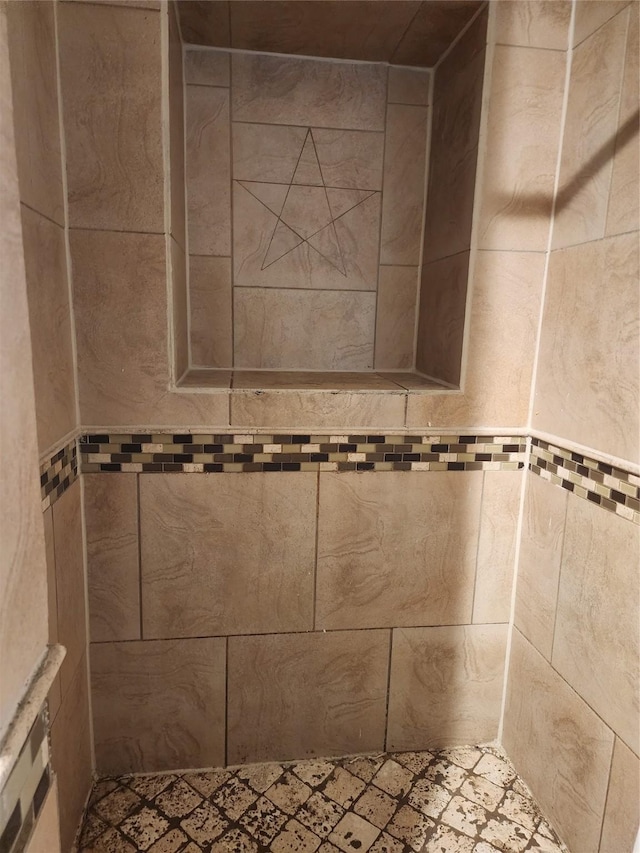 room details featuring tiled shower