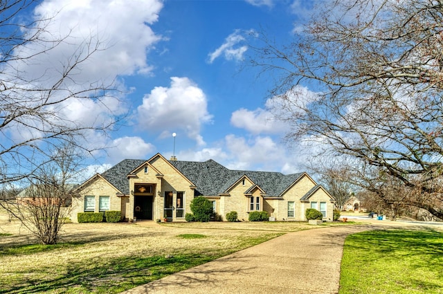 view of front facade with a front lawn