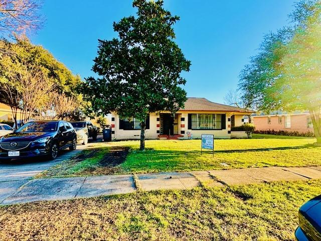 view of front of property with a front lawn