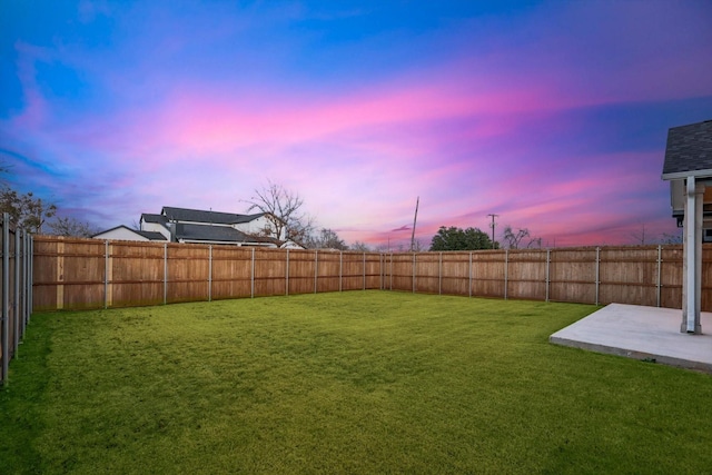 view of yard at dusk