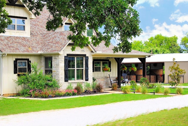 view of front of home featuring a front yard