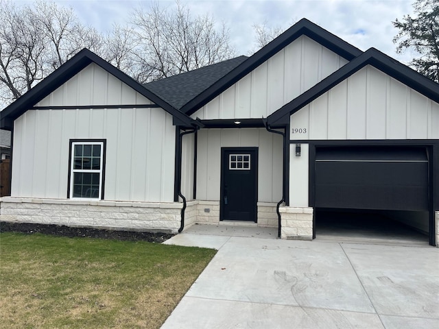 view of front of property featuring a front yard and a garage