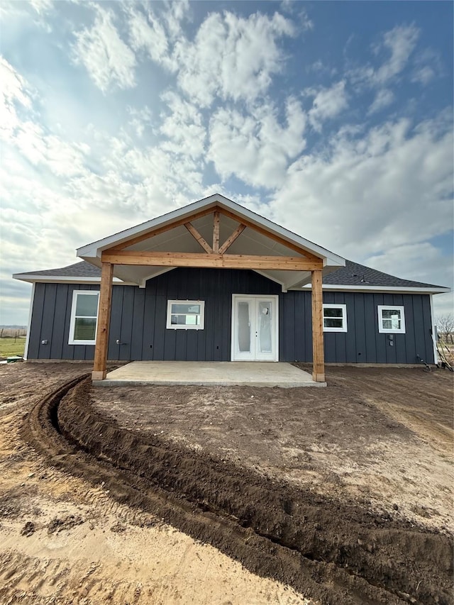 view of front of property featuring a patio