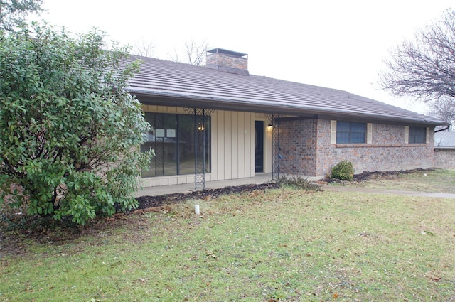 view of front facade featuring a front yard