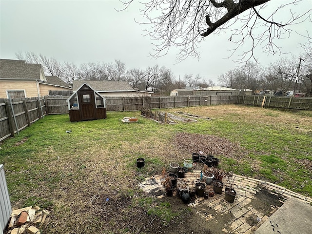 view of yard with a storage unit