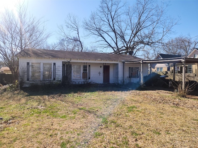 single story home with a front lawn