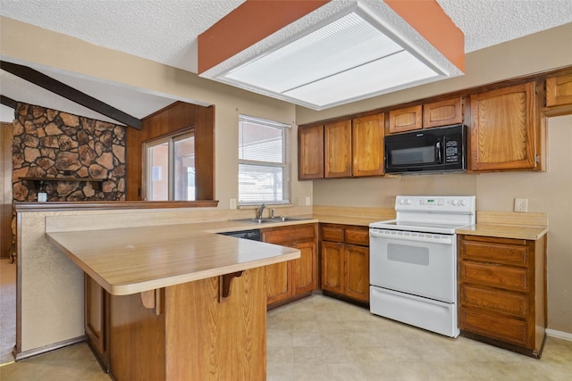 kitchen with sink, a textured ceiling, white electric range oven, a kitchen bar, and kitchen peninsula