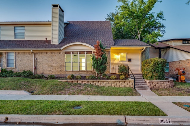 view of front of home featuring a front yard