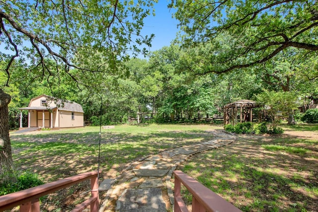 view of yard with an outbuilding