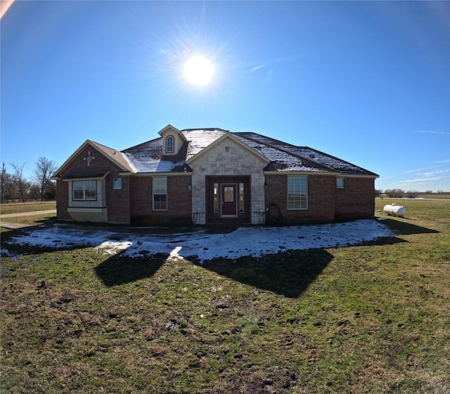 view of front of home featuring a front lawn