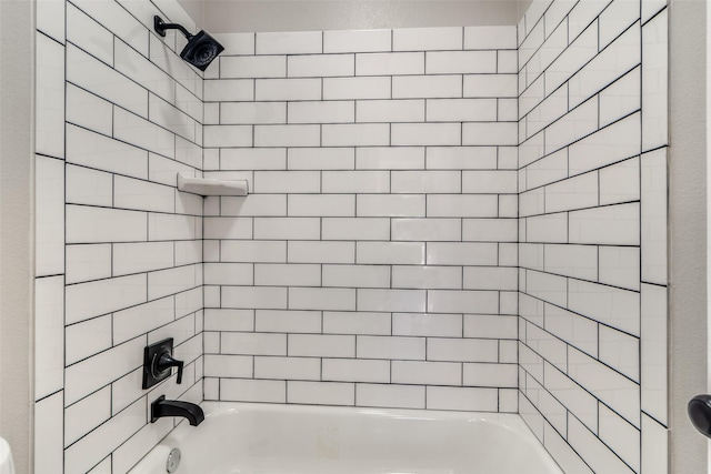 bathroom with tiled shower / bath combo