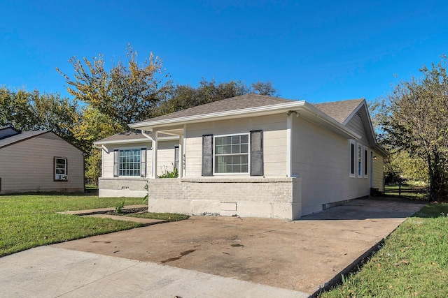 ranch-style house featuring a front lawn