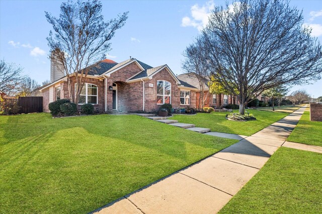 view of front facade featuring a front lawn