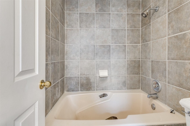 bathroom featuring tiled shower / bath combo