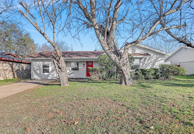 single story home with driveway, a front yard, and stucco siding