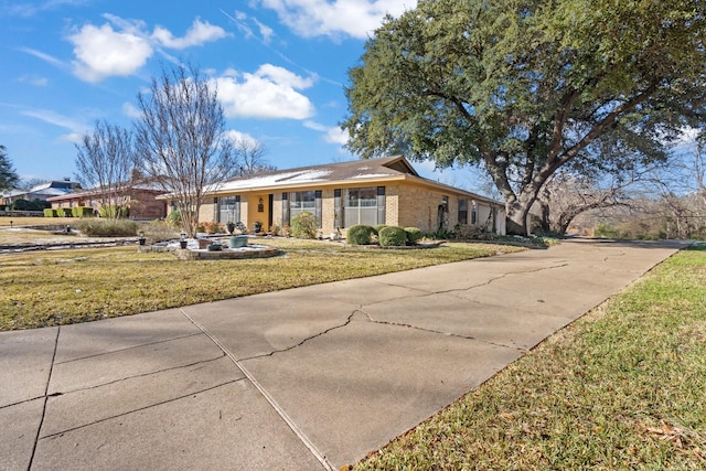 ranch-style home featuring a front lawn