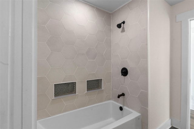 bathroom with tiled shower / bath