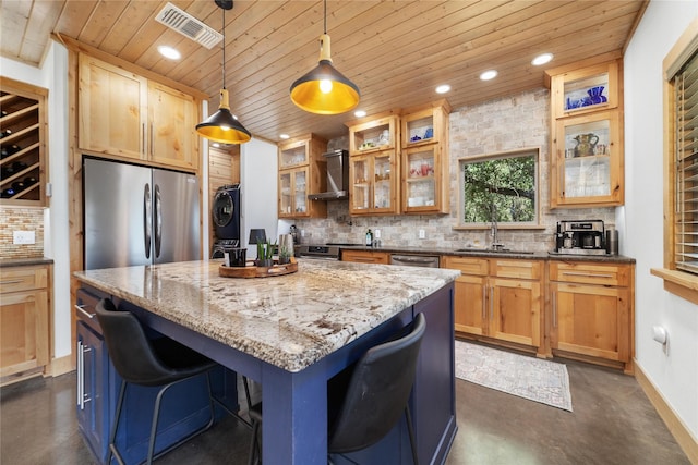 kitchen with pendant lighting, a kitchen breakfast bar, a center island, and appliances with stainless steel finishes