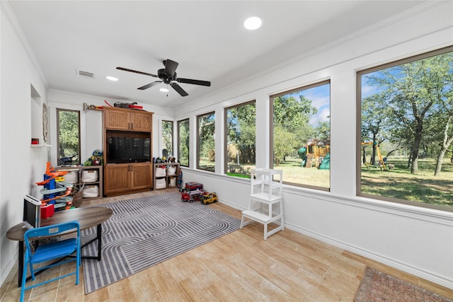 sunroom with ceiling fan