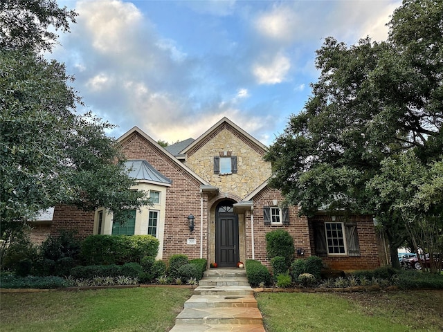 view of front of property featuring a front lawn