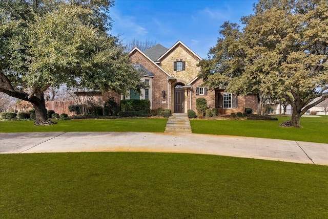 view of front of house featuring a front lawn