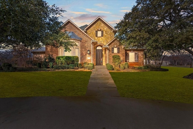 view of front of home featuring a yard