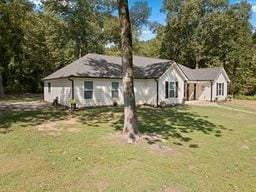 view of front of property featuring a front lawn