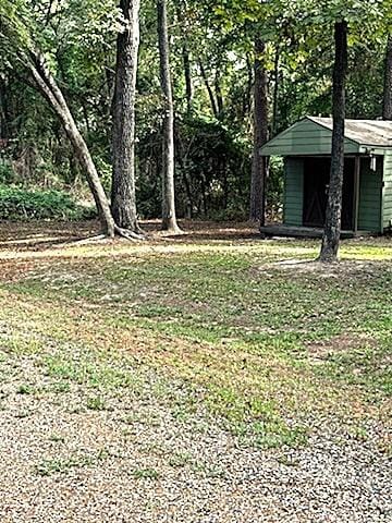 view of yard featuring a storage shed