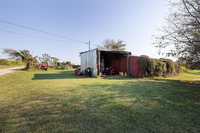 view of yard with an outdoor structure