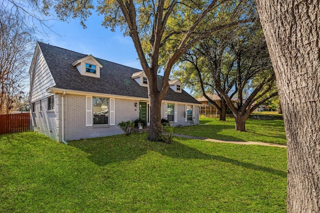 view of front of property featuring a front lawn