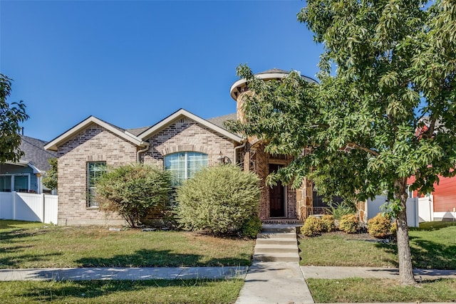 view of front of property featuring a front lawn