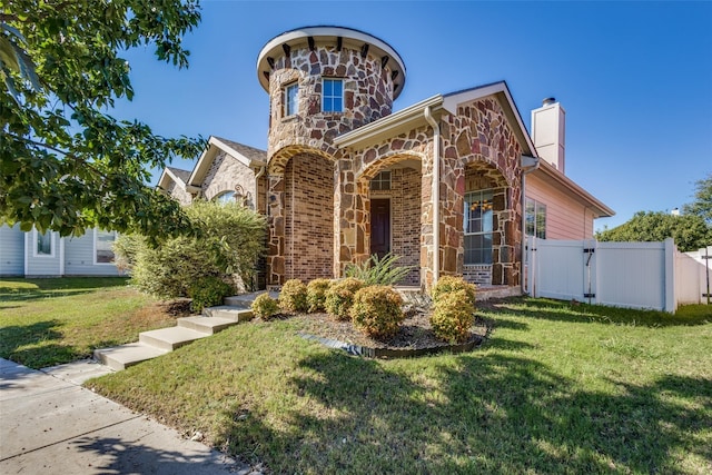 view of front of home featuring a front lawn