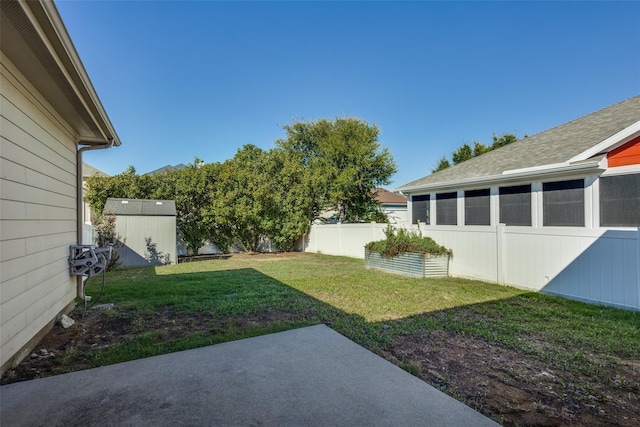 view of yard featuring a storage shed