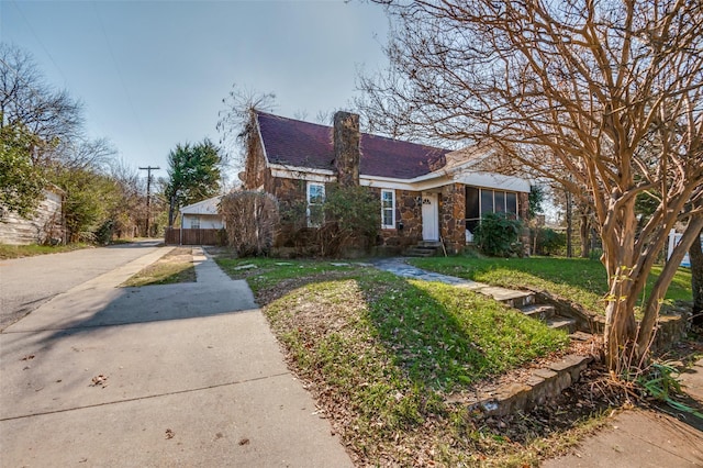 view of front of house featuring a front lawn