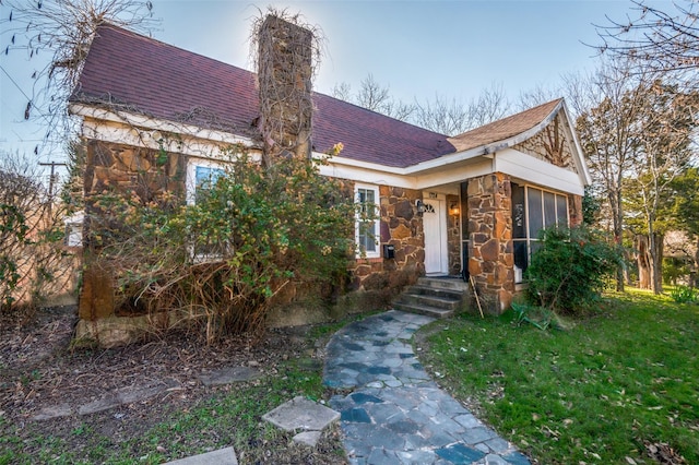 view of front of home with a front yard