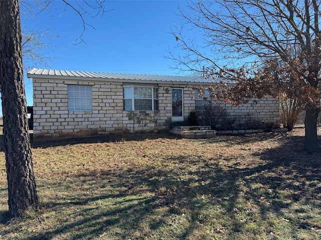 view of front facade with a front yard