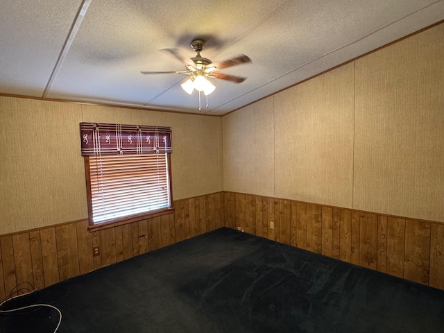 unfurnished room with a textured ceiling and ceiling fan