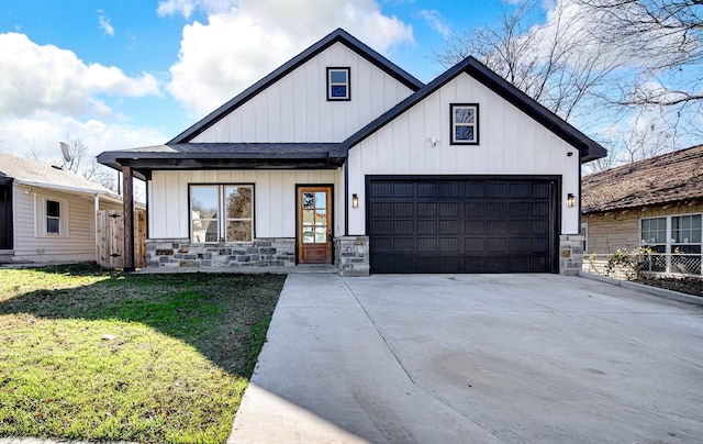 modern farmhouse featuring a porch, a garage, and a front lawn