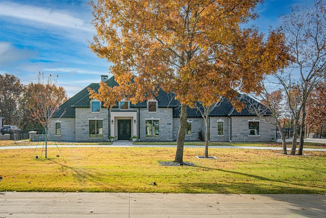 view of front facade with a front lawn