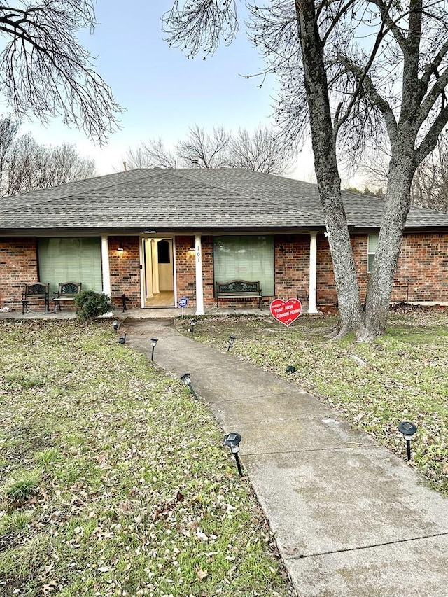 single story home featuring a front lawn