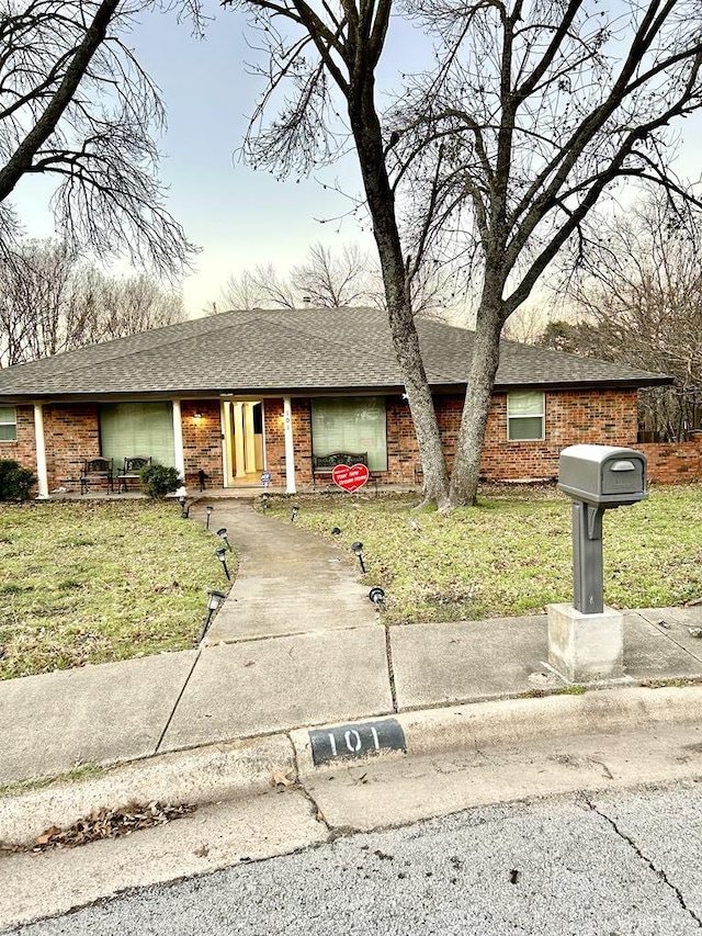 view of front of property featuring a front yard