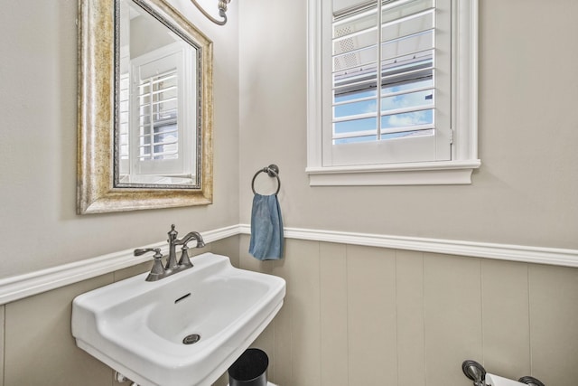 bathroom featuring sink