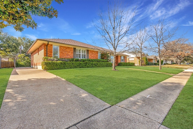 ranch-style house featuring a front yard