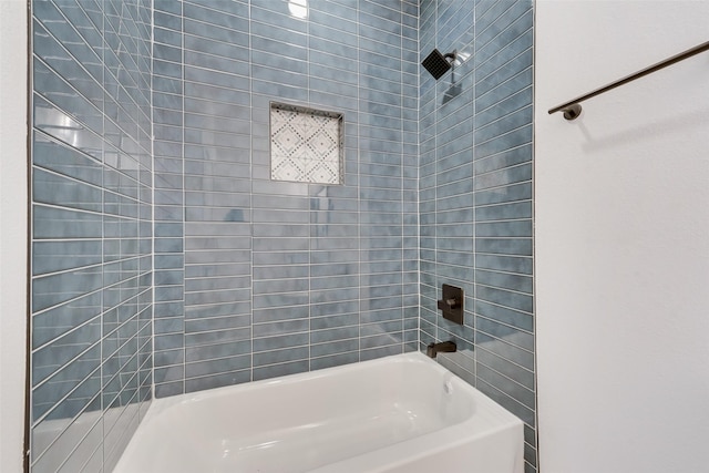 bathroom with tiled shower / bath combo