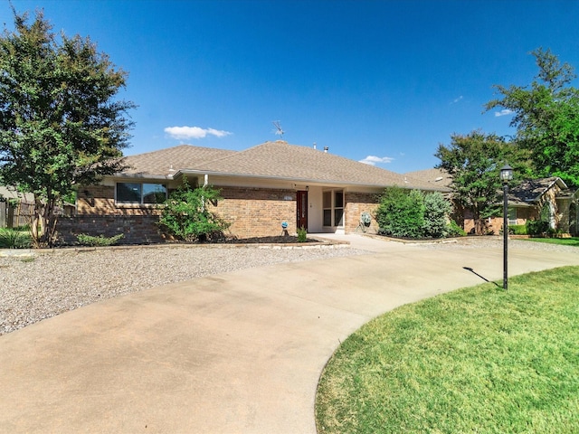 single story home featuring a front yard