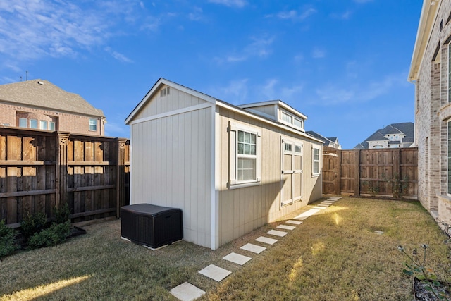 view of outdoor structure featuring a yard