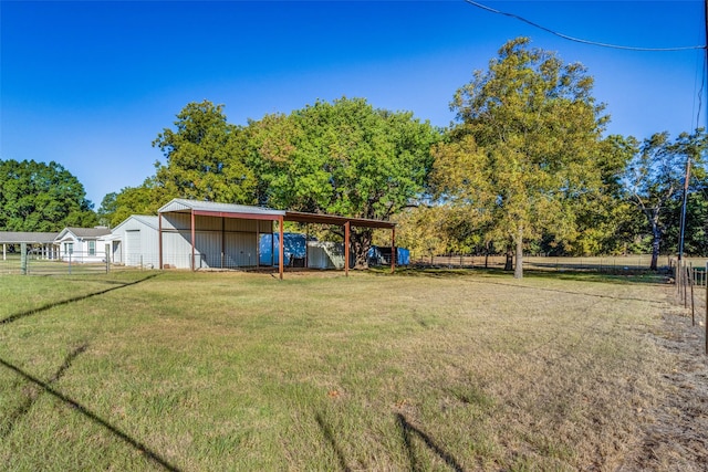 view of yard with an outbuilding